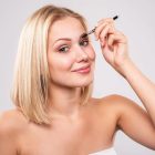 benecos natúr szemöldökceruza- és fésű - "blonde" - 1,13g